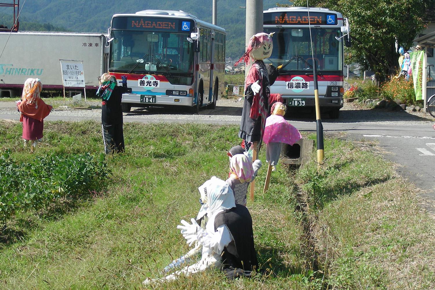 06-舞田駅（案山子に囲まれて）.jpg