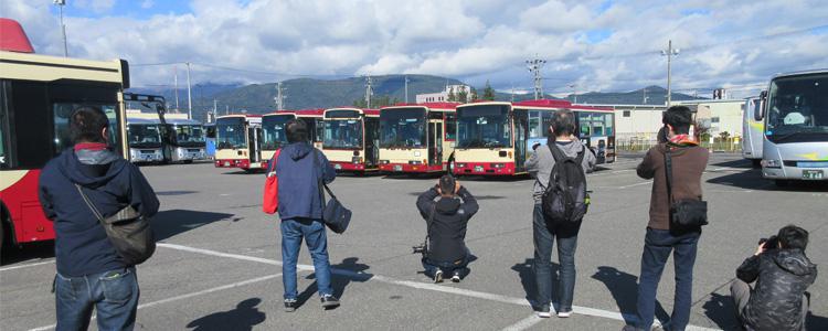 03-長野営業所（5台並び）.jpg