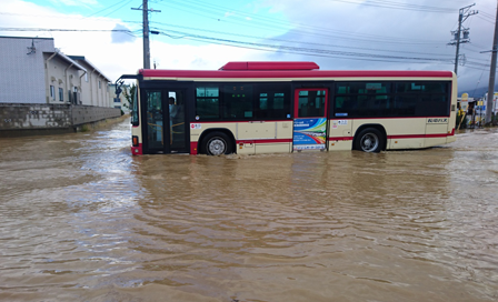令和元年東日本台風では、営業所の浸水の中、125両のバスを避難させた。